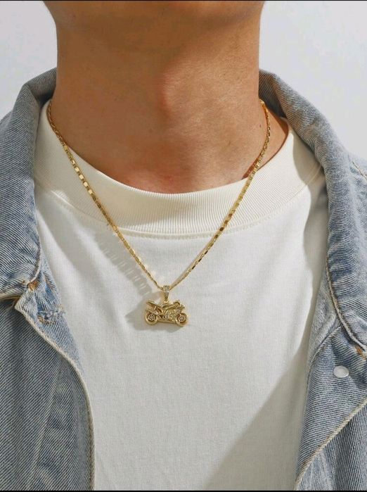 Colier auriu cu forma unei motociclete