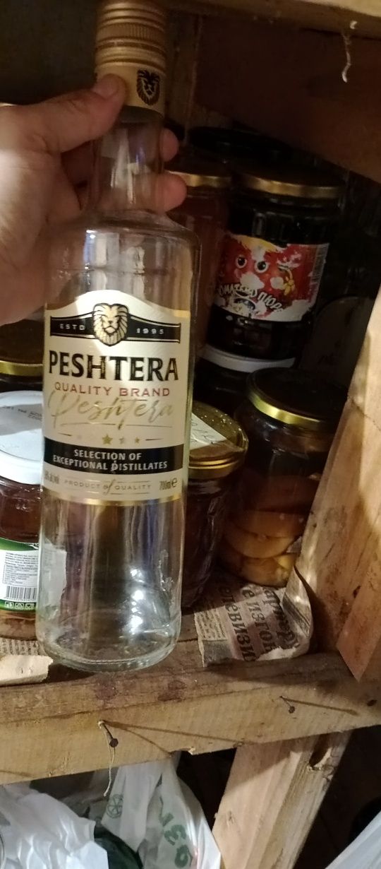Празни буркани и шишета
