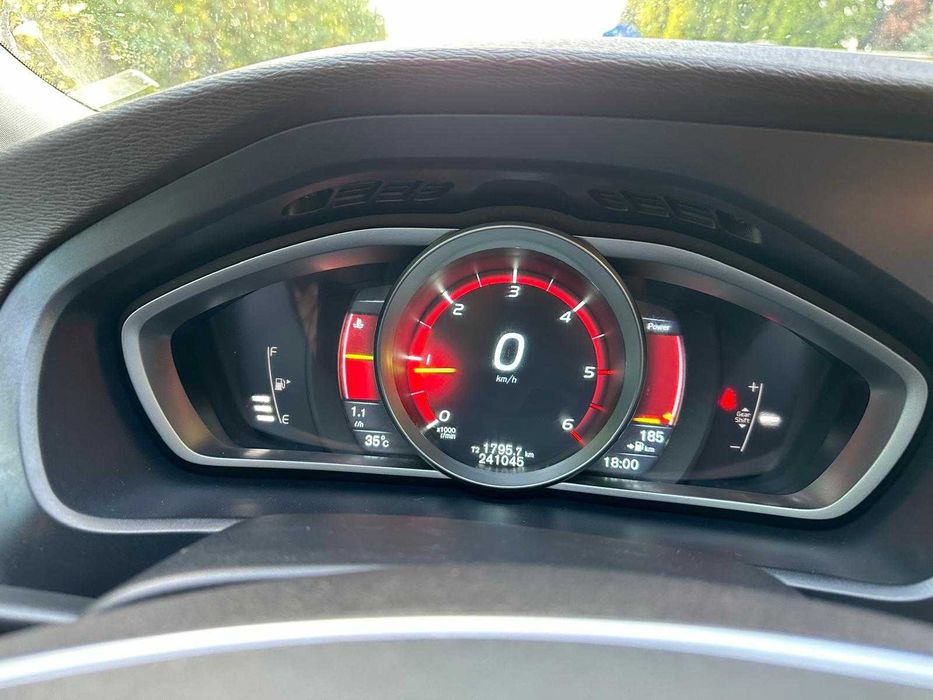 Vand Volvo V40 D4 in stare foarte buna