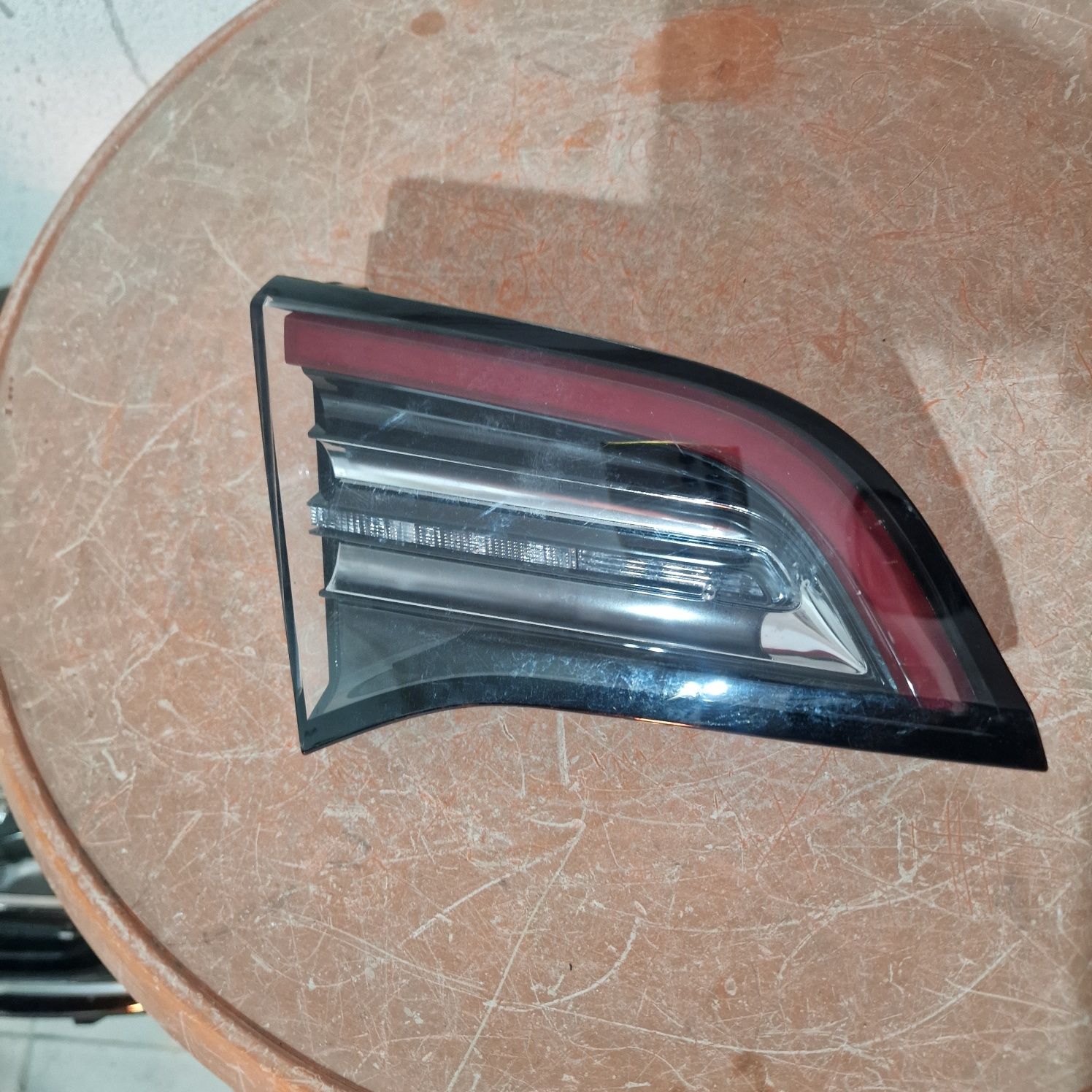 Tesla 3 L ляв стоп багажник