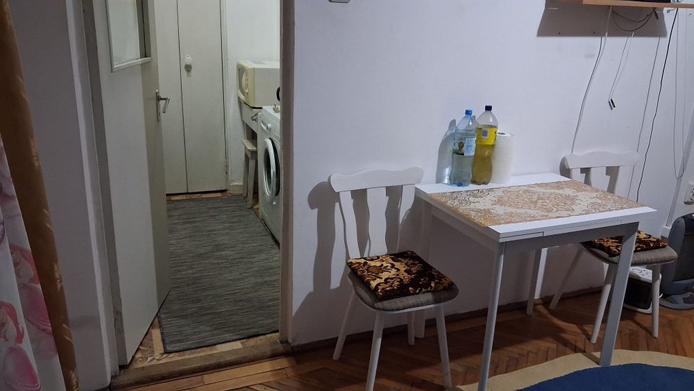 Vand Garsoniera, Brad