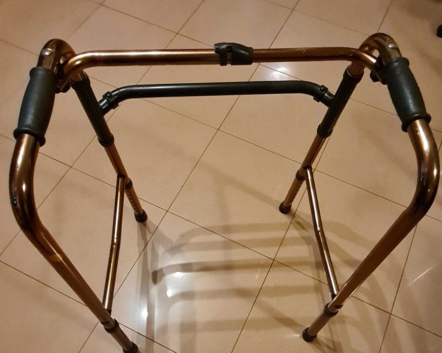 Vand cadru de mers batrani sau handicap