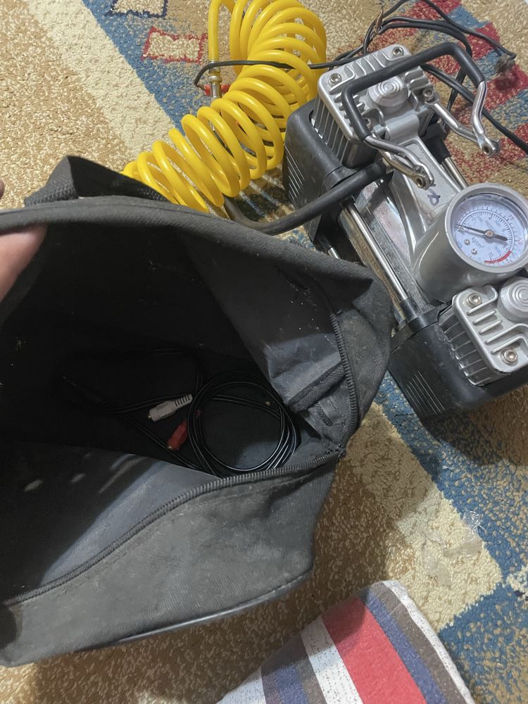 Насос для машины работает с аккума