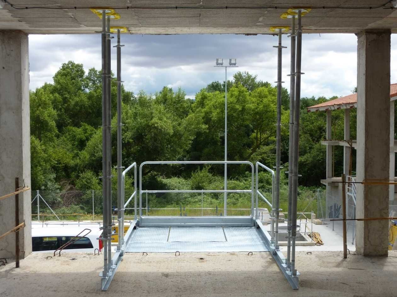 Inchiriem platforma tip lift pentru  incarcare depozitare materiale