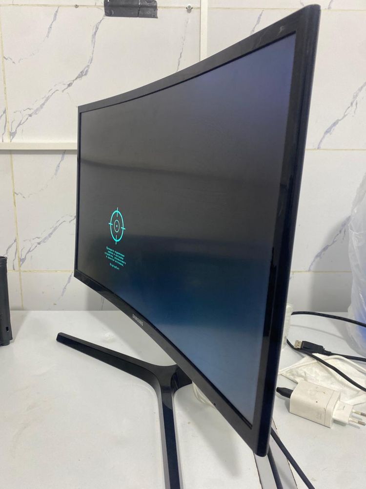 Изогнутая монитор игровой