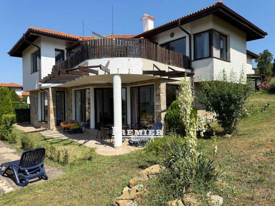 Къща в затворен, охраняем комплекс в Кошарица