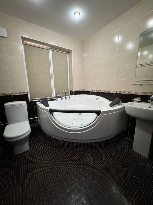 Продается 4-х комнатная квартира 77 серия кирпич Садык Азимова