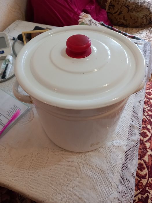 Продаю эмалированную кастрюлю