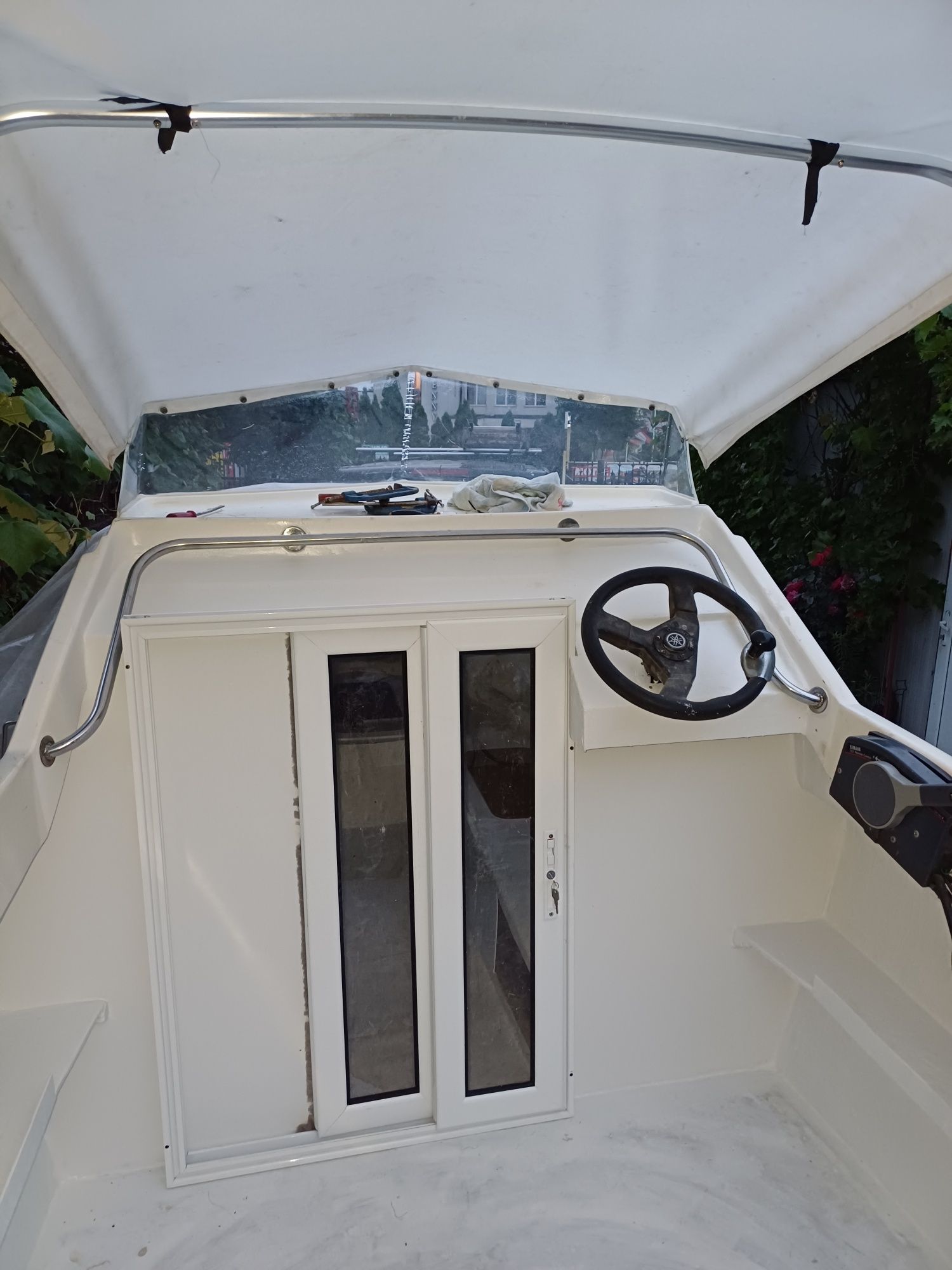 Barcă cabinată cu motor și peridoc