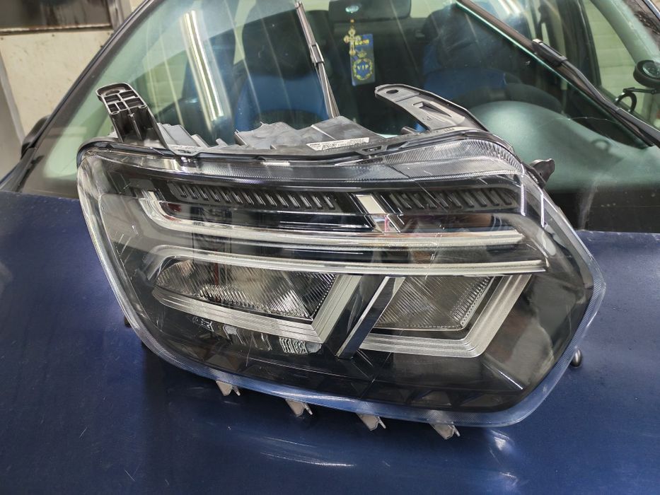 Vând far Duster 2021