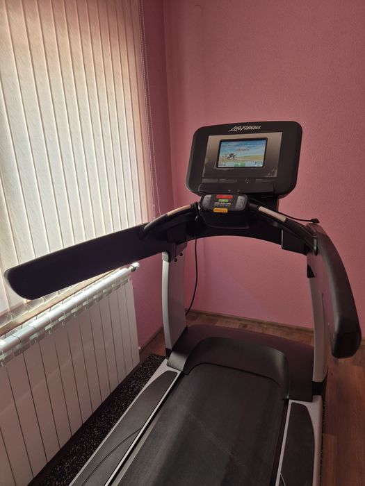 Професионална бягаща пътека Life Fitness 95T