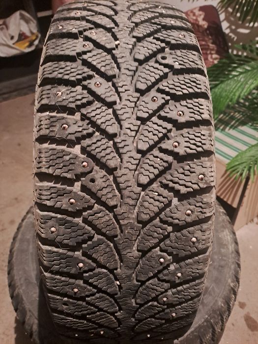 Шипованные зимние шины в отличном состоянии.