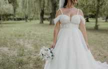 Rochie de mireasa cu cerc si voal