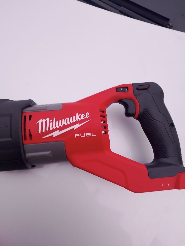 Акумулаторен безчетков саблен трион Milwaukee 18волта