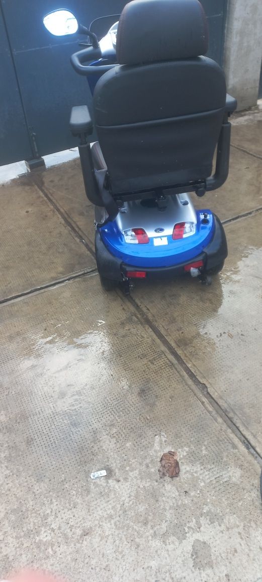 Cărucior pentru oameni cu dizabilități electric