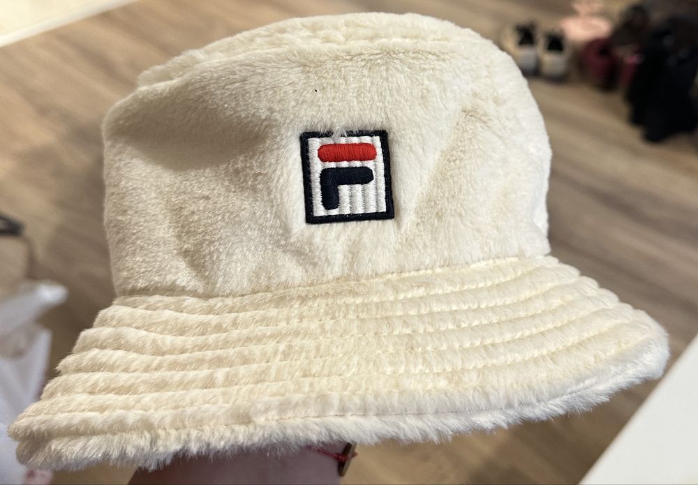 Нова бяла шапка Fila