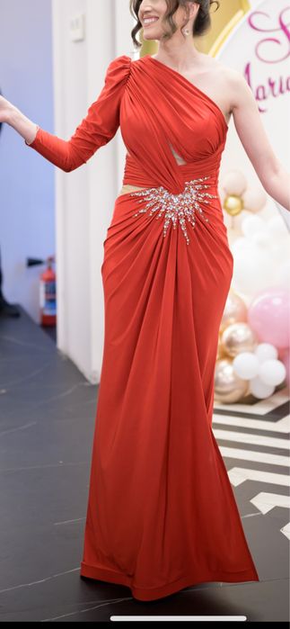 Vand rochie lunga rosie cu aplicatii din pietre