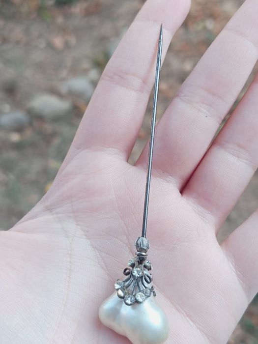 Agrafa de palarie/par decorativa cu o perla si pietre albe