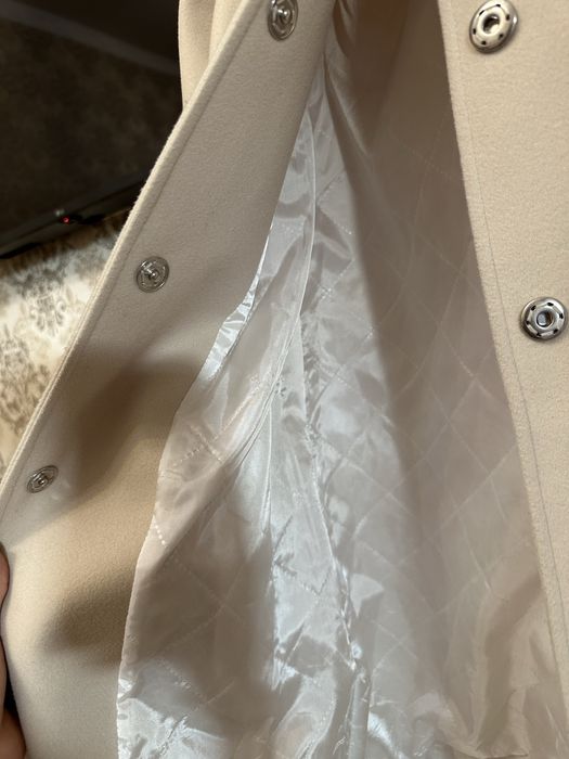 Польто женское кремого цвета