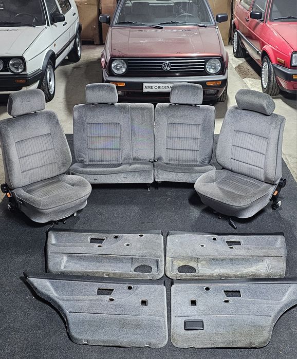 Interior original Volkswagen Golf 2 Carat (4usi)

Stare foarte buna
Sc