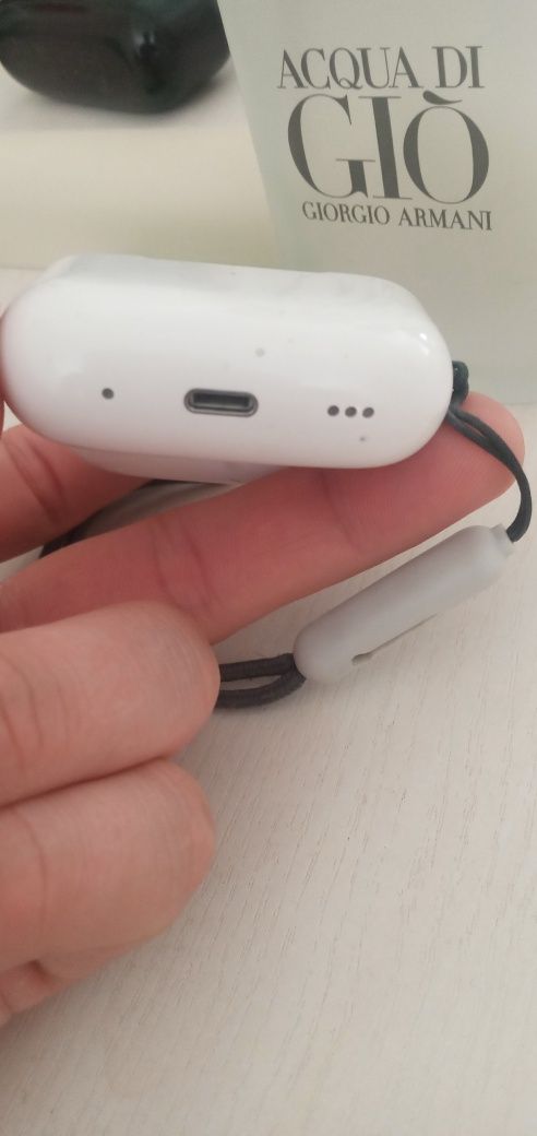 Airpods 3 pro ot betida qrlgan joylari bor ishlashi moshniy zaryadkasi
