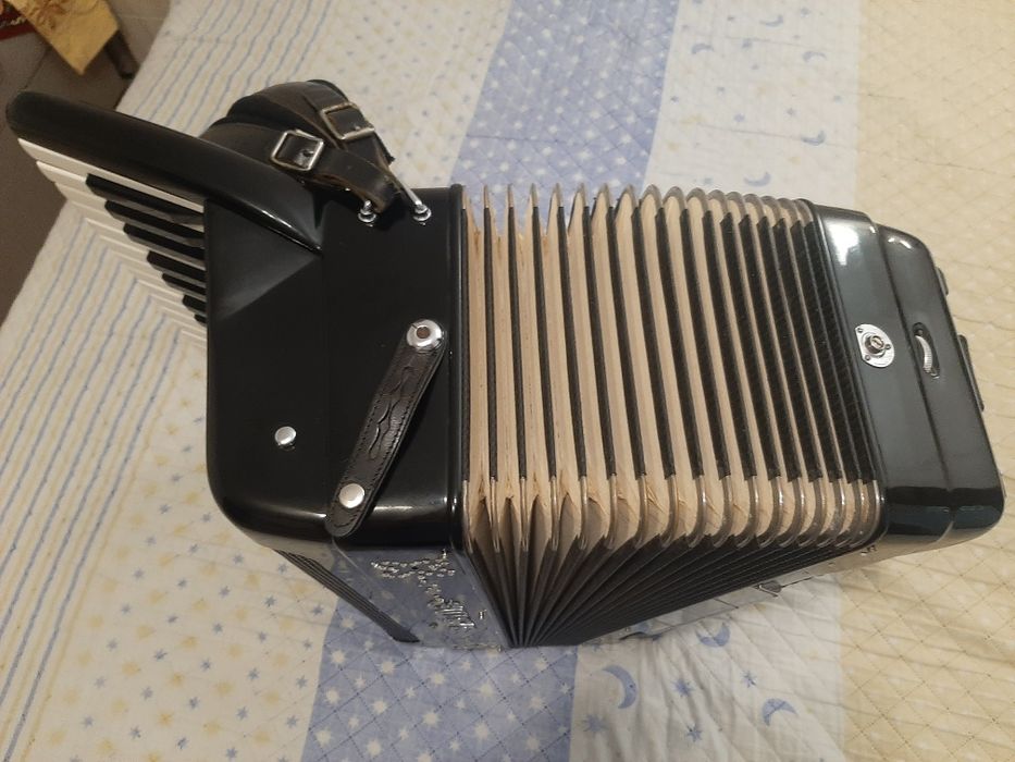 Vând acordeon SISME  120 basi