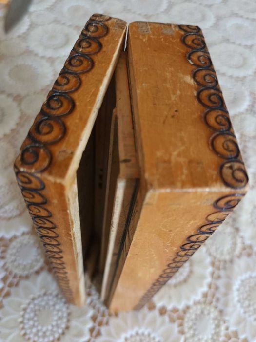 Дървен, лакиран и пирографиран пинал