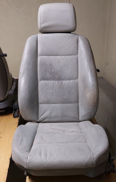 Автомобилни седалки с монитори. Кожени