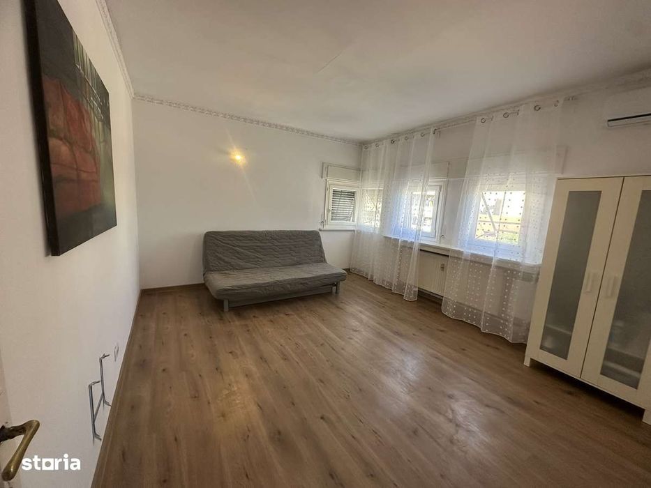 Garsoniera Bd. Dacia, bloc interbelic, risc 2, etajul 5, semimobilata