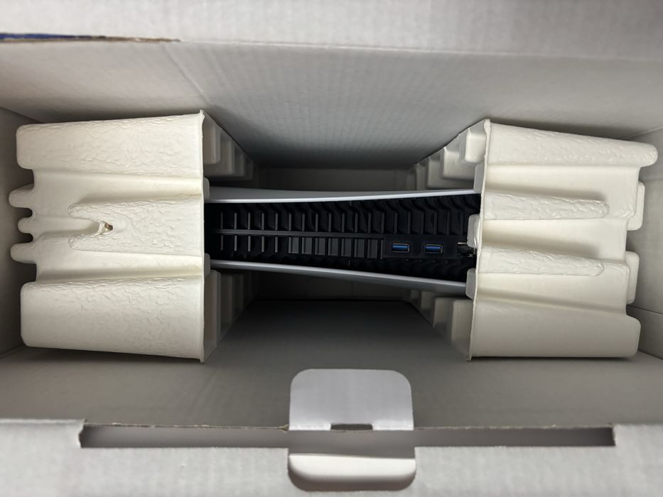 Ps5 почти новый . В комплекте Fc26, Nba 2k25, UFC 5