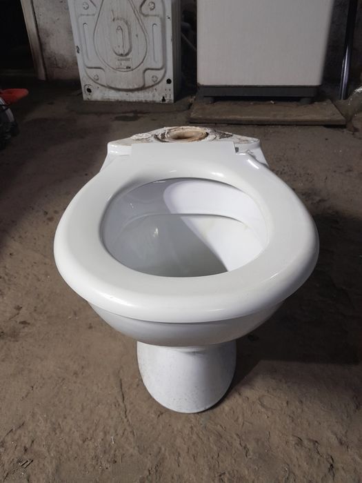 Б/У унитаз, жағдайы жақсы, бачогы жоқ.