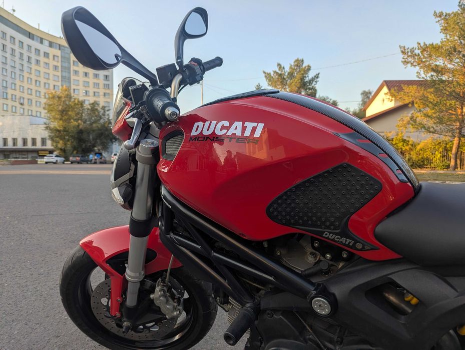 Ducati Monster 696