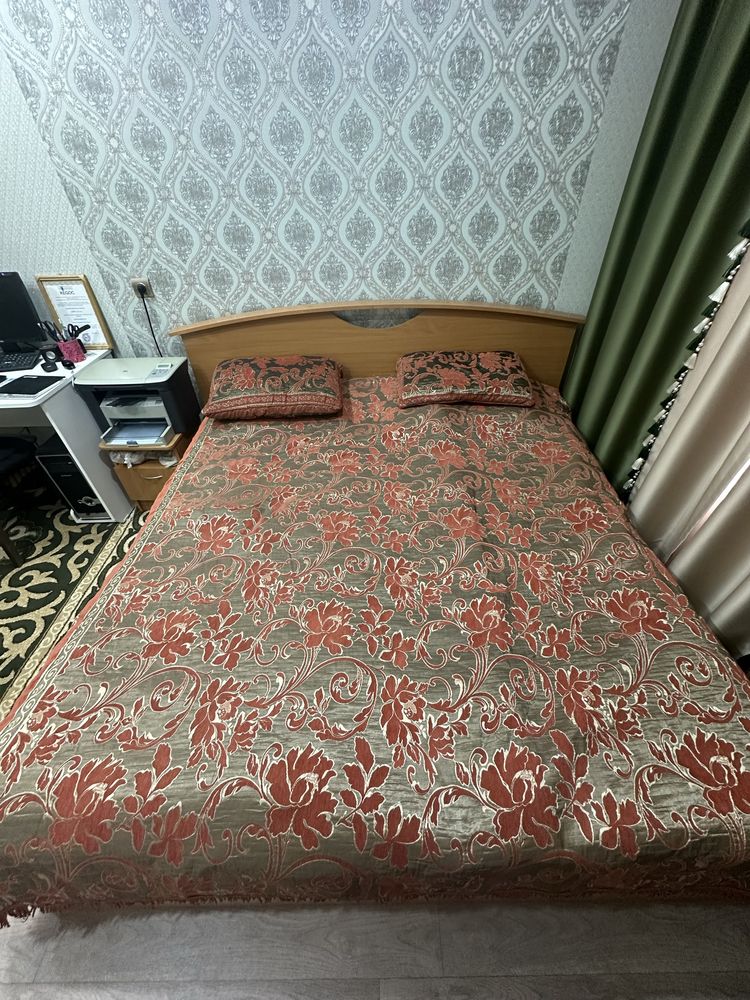 Продам 2-х спальную кровать в матрасом в хорошем состоянии