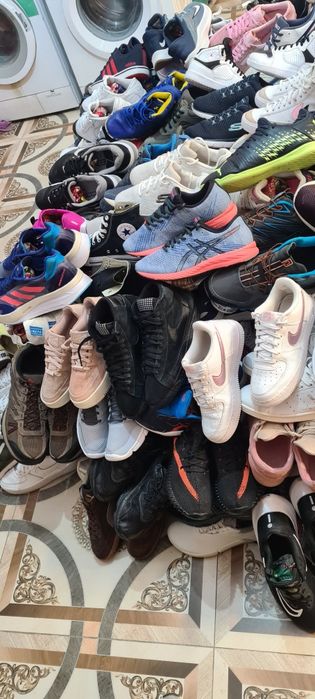 Vând adidași de firma