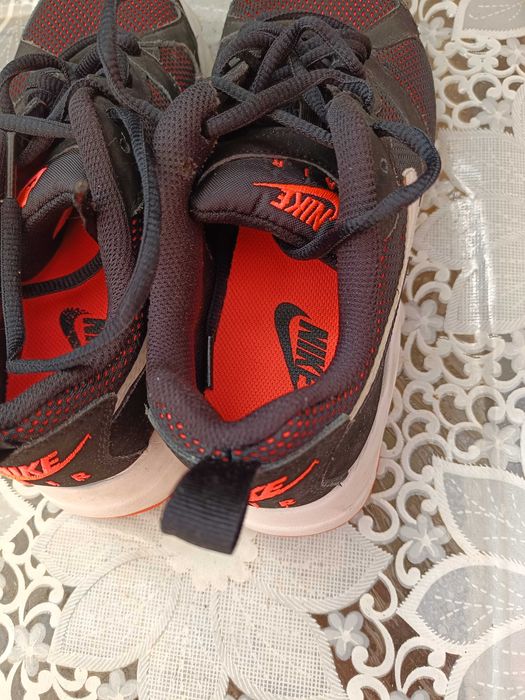 Vând adidas Nike , purtați putin , stare foarte bună.