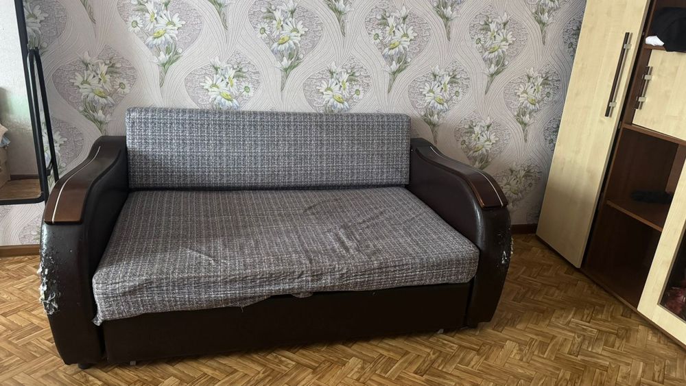 Диван раздвигается, торг есть