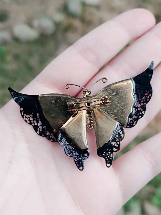 Brosa vintage fluture filigran cu email și flori roz