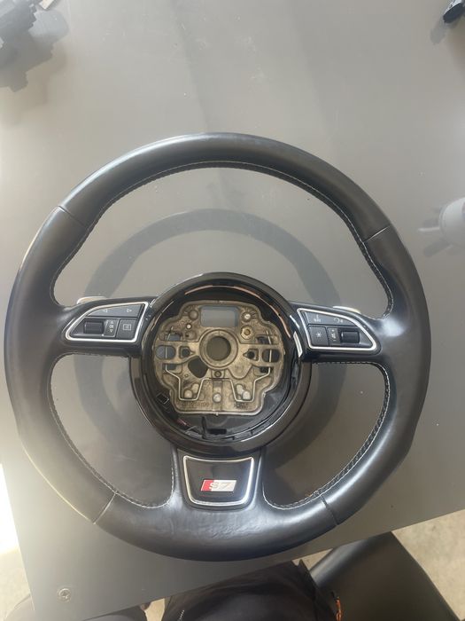 •	Оригинален волан за Audi S7 с пера за скорости