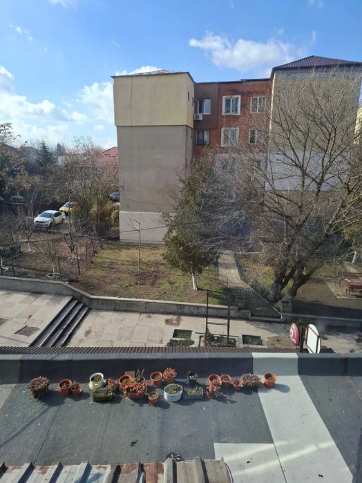 Apartament cu 3 camere, decomandat, etaj 2, zona centrala