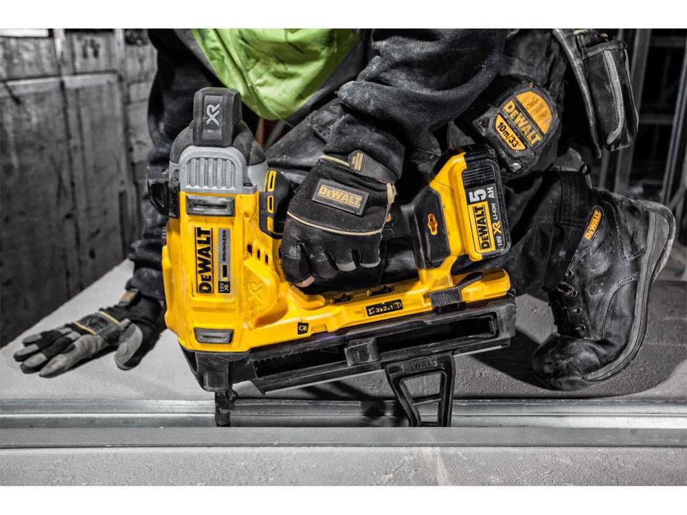 Такер за бетон и метал DeWALT DCN890 + 2бр 5Ah , Зарядно и Куфар
