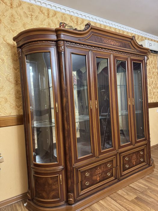 Продам комод, зеркало и стенку