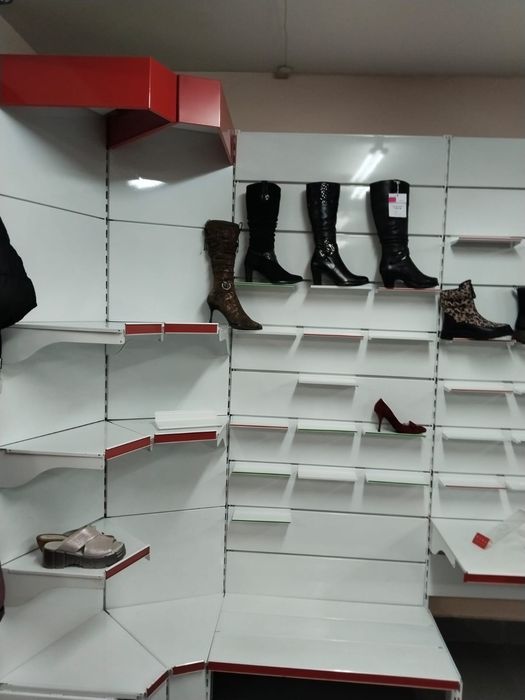 Продаю тринадцать витрин