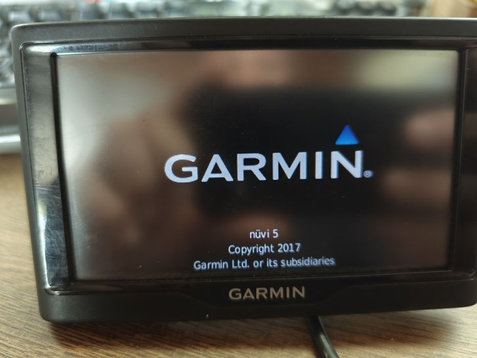 Навигация Garmin nuvi 5 lmt с карта на Европа с безплатно обновяване
