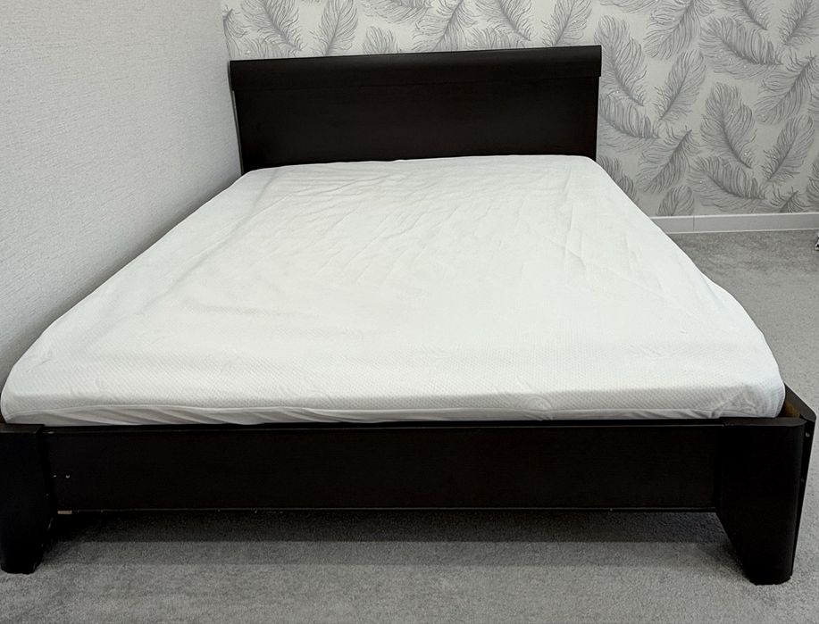 Продаю кровать с матрасом