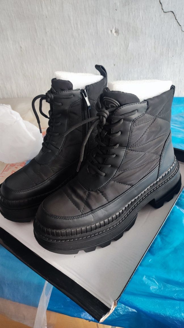 Продам зимние ботинки Betsy