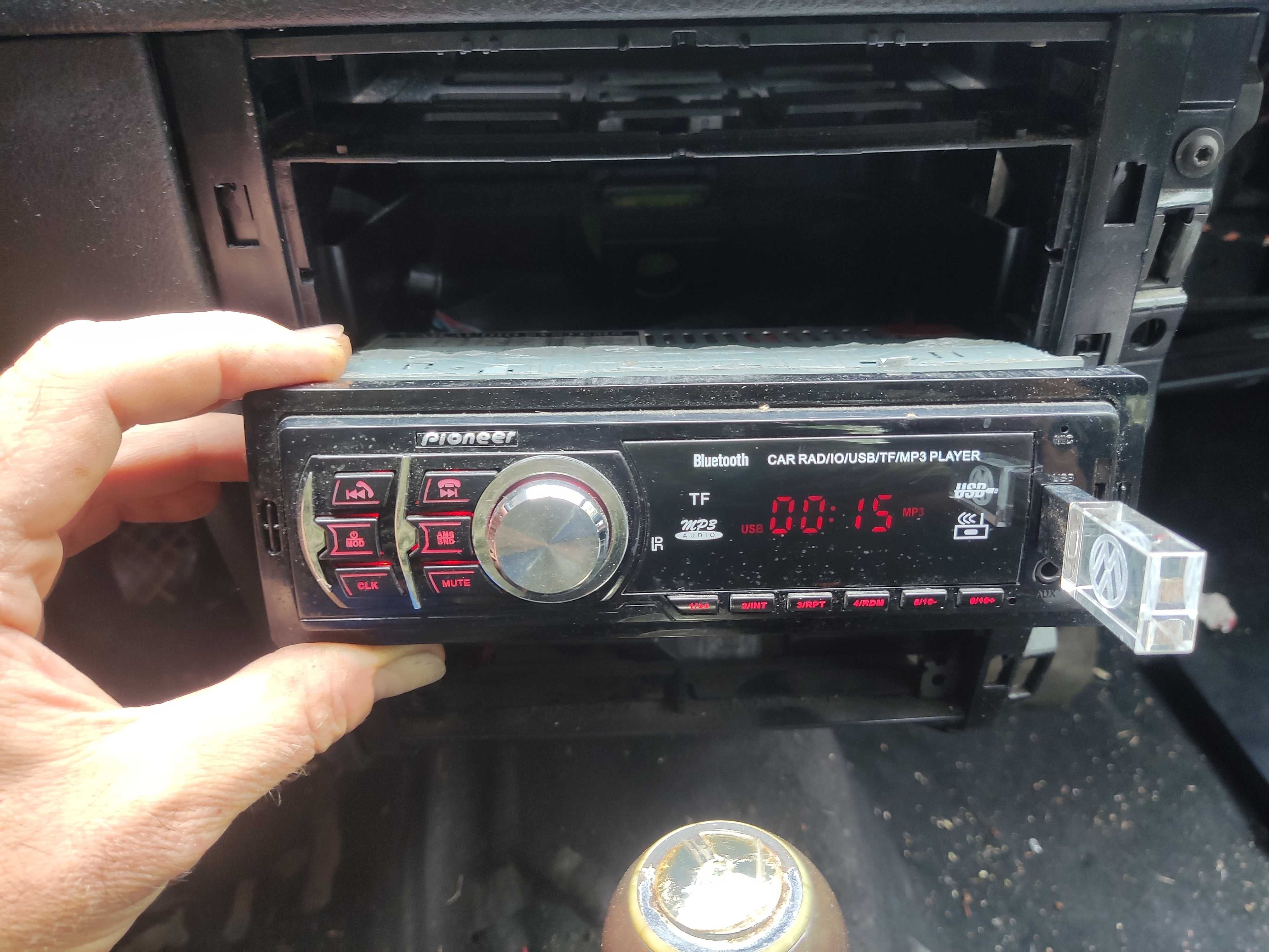 Продавам авто радио Pioneer с USB