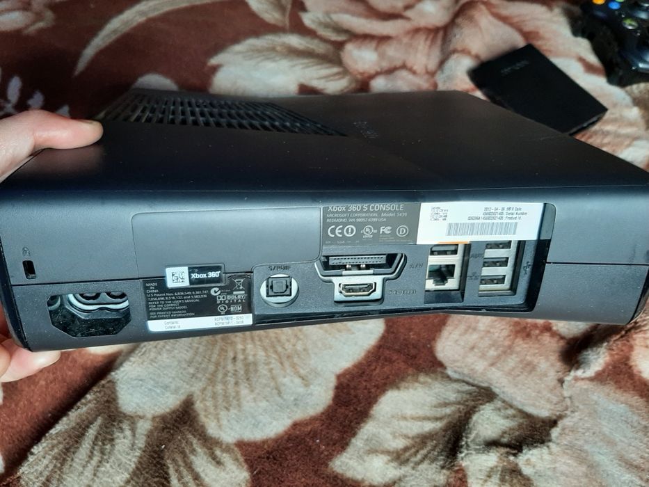 Vând consola în stare buna Xbox 360 s slim