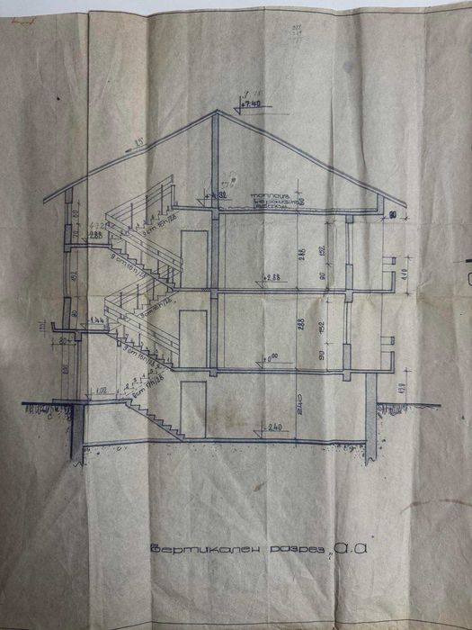 Продава триетажна Къща, град Луковит, област Ловеч, без комисионна.