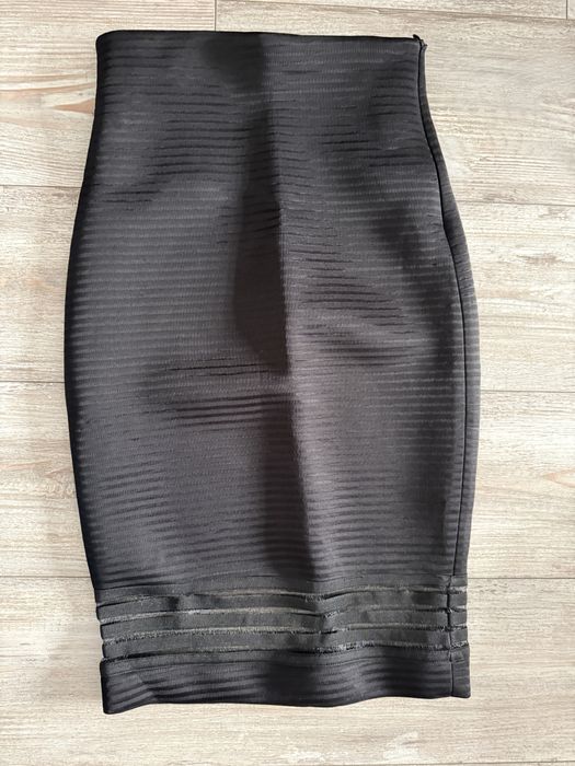 Черна пола от мек еластичен материал