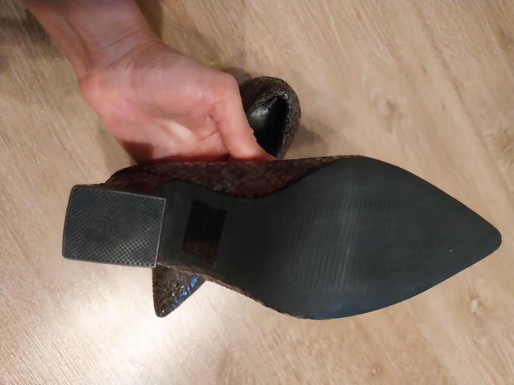 Pantofi deosebiți model piele de sarpe